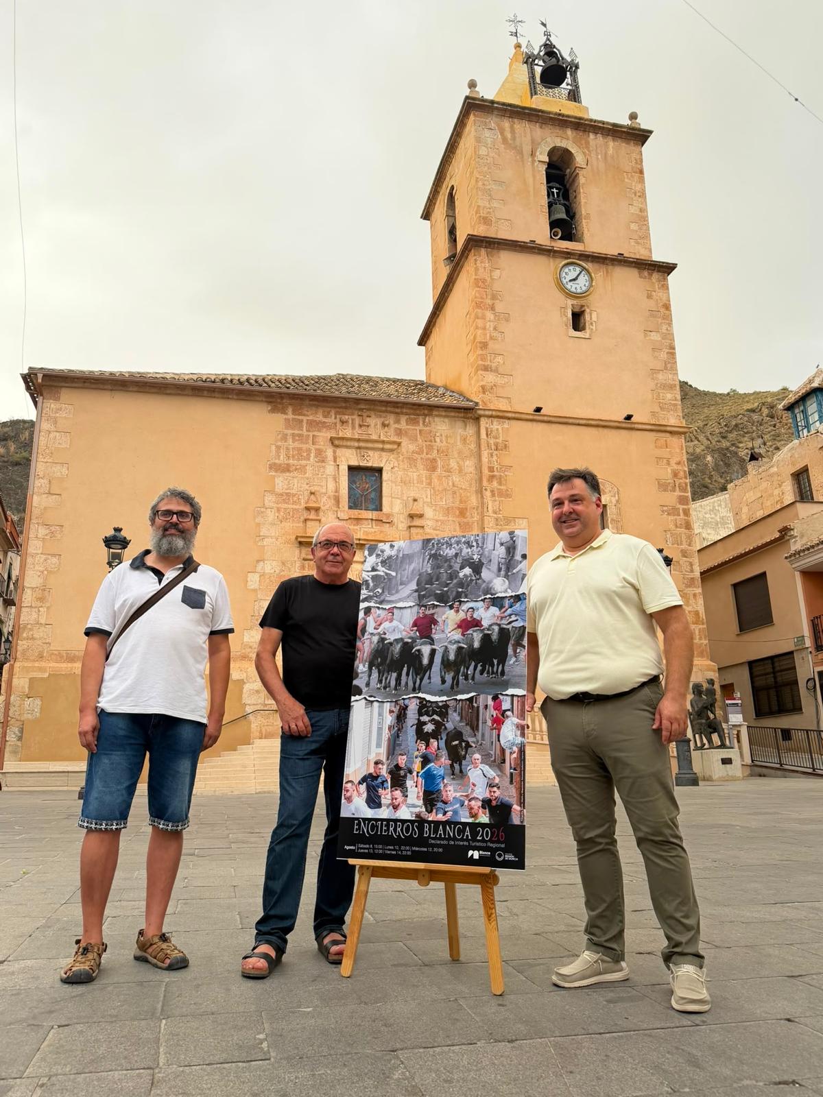 Tres imágenes de Antonio A. Molina Laveda y Ángel Molina Miñano ‘Sacris’ protagonizan el cartel de los encierros 2026